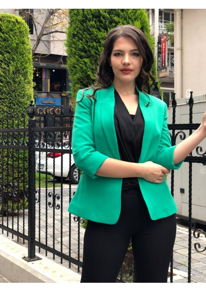 Kadın Broş Detaylı Truvakar Kol Blazer Ceket