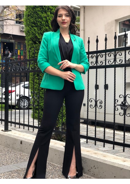 Kadın Broş Detaylı Truvakar Kol Blazer Ceket