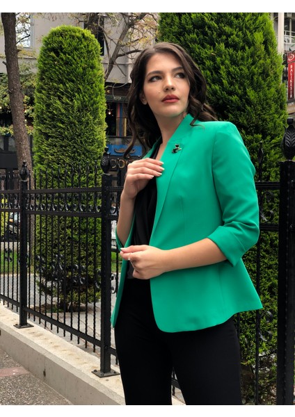 Kadın Broş Detaylı Truvakar Kol Blazer Ceket
