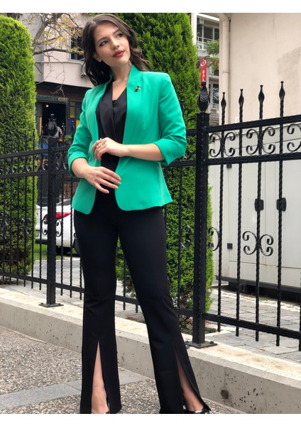 Kadın Broş Detaylı Truvakar Kol Blazer Ceket