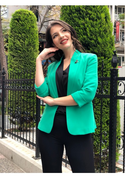 Kadın Broş Detaylı Truvakar Kol Blazer Ceket