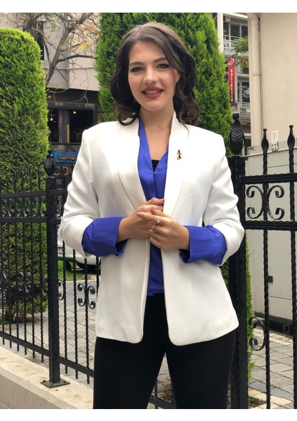 Kadın Broş Detaylı Truvakar Kol Blazer Ceket