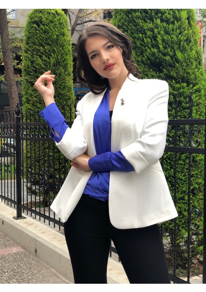 Kadın Broş Detaylı Truvakar Kol Blazer Ceket
