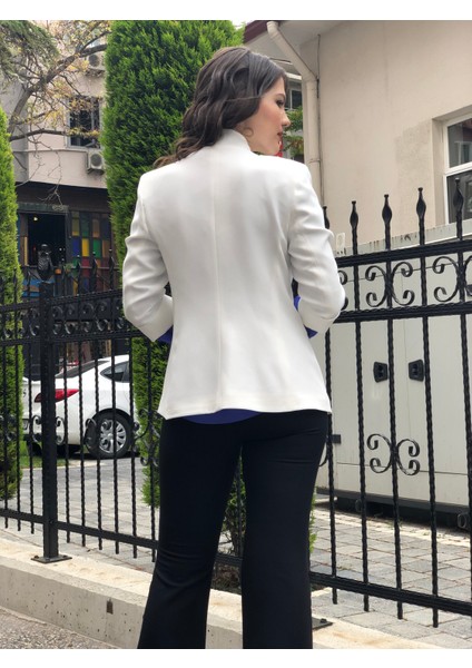 Kadın Broş Detaylı Truvakar Kol Blazer Ceket