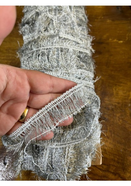 En 2 cm Gümüş Renk Püskül Şerit Dikiş Giyim Aksesuarı (1 Metre) fiyatları