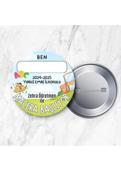 Isim ve Sınıf/şube Alanı Boş Öğretmene Özel Macera Başlıyor Iğneli 58 mm Metal Yaka Rozeti(Model No: 02)