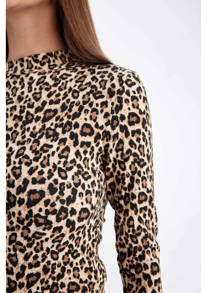 Slim Fit Dar Kesim Yarım Balıkçı Yaka Leopar Desenli Uzun Kollu Tişört D4983AX24AU indirimleri