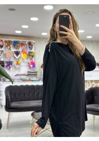 - Yakası Bluzan Detaylı Ikili Takım
