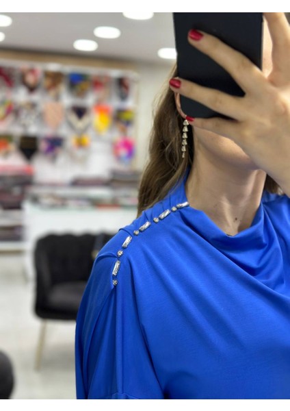 - Yakası Bluzan Detaylı Ikili Takım