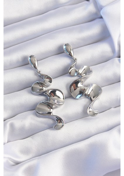 Pirinç Gümüş Renk Kıvrımlı Sallantılı Küpe