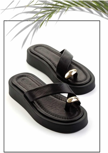 Kadın Terlik Düz Topuk Tasarımı ile Şık ve Rahat Hakiki Deri Siyah Altın