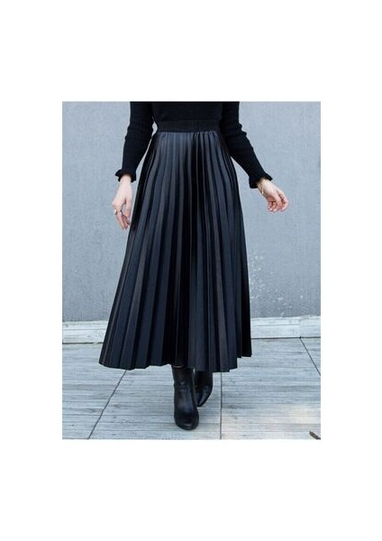 Kadın Siyah Deri Görünümlü Piliseli Uzun Etek
