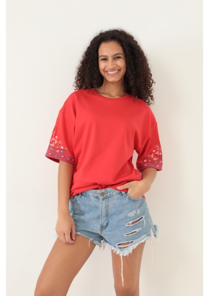 Kırmızı Kolları Etnik Nakışlı Oversize Kısa Kollu Kadın T-Shirt- 2406