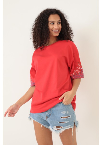 Kırmızı Kolları Etnik Nakışlı Oversize Kısa Kollu Kadın T-Shirt- 2406