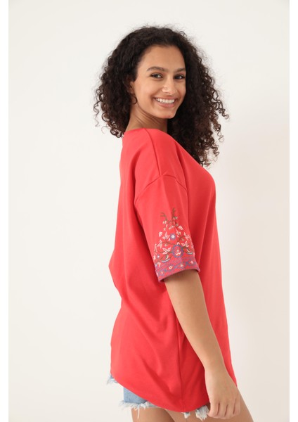 Kırmızı Kolları Etnik Nakışlı Oversize Kısa Kollu Kadın T-Shirt- 2406