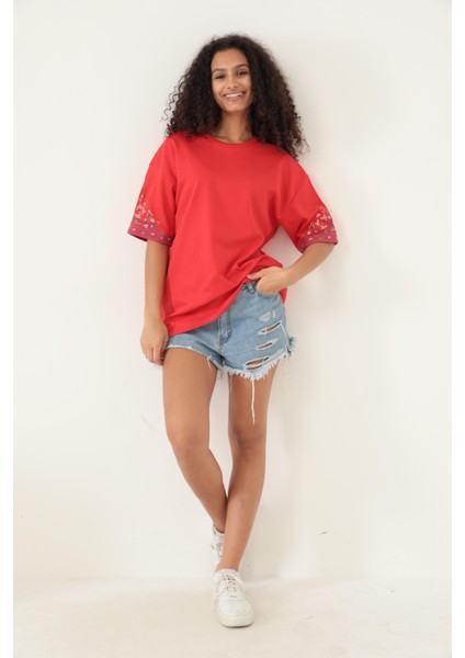 Kırmızı Kolları Etnik Nakışlı Oversize Kısa Kollu Kadın T-Shirt- 2406