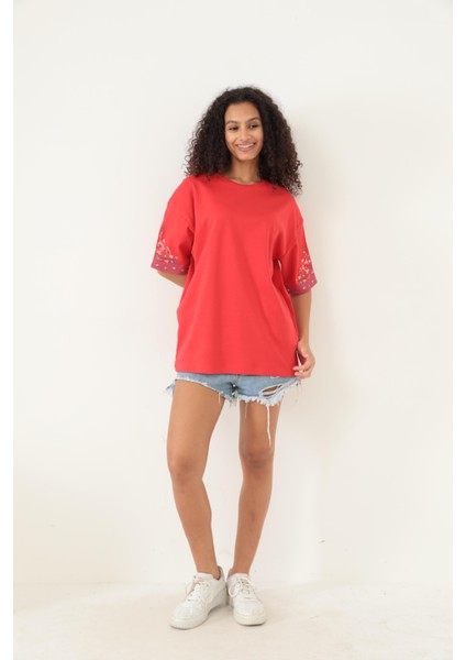 Kırmızı Kolları Etnik Nakışlı Oversize Kısa Kollu Kadın T-Shirt- 2406