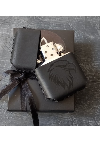 Nikuracraft Kişiye Özel Çakmak Benzinli Çakmak Deri Kılıflı Zippo Tarzı Çakmak Deri Kılıflı El Yapımı Siyah Kartal Desenli Hakiki Deri Çakmak