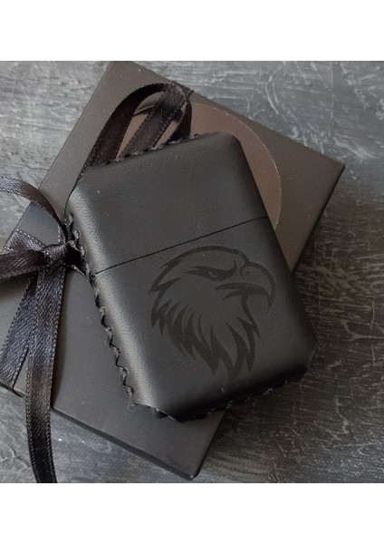 Nikuracraft Kişiye Özel Çakmak Benzinli Çakmak Deri Kılıflı Zippo Tarzı Çakmak Deri Kılıflı El Yapımı Siyah Kartal Desenli Hakiki Deri Çakmak