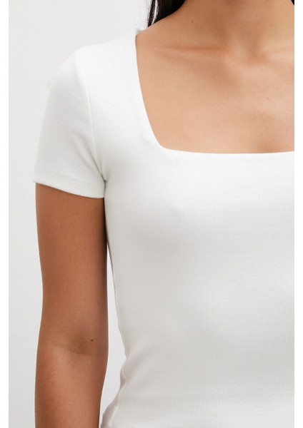 Kare Yaka T-Shirt Beyaz indirimleri