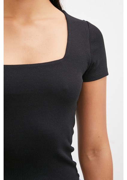 Kare Yaka T-Shirt Siyah indirimleri