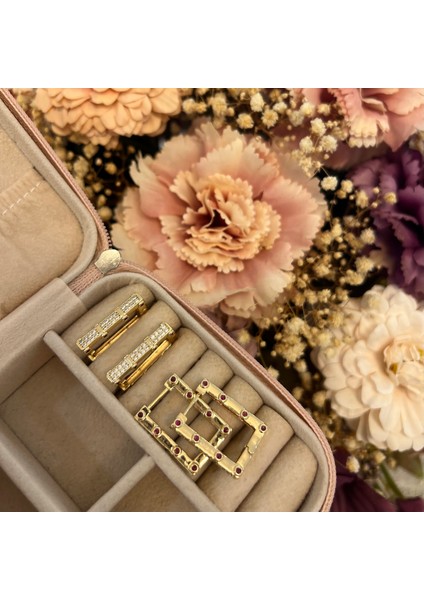 Vip Seri Gold Zirkon Taşlı Kimler Geldi Dikdörtgen Serenay Küpe fiyatları