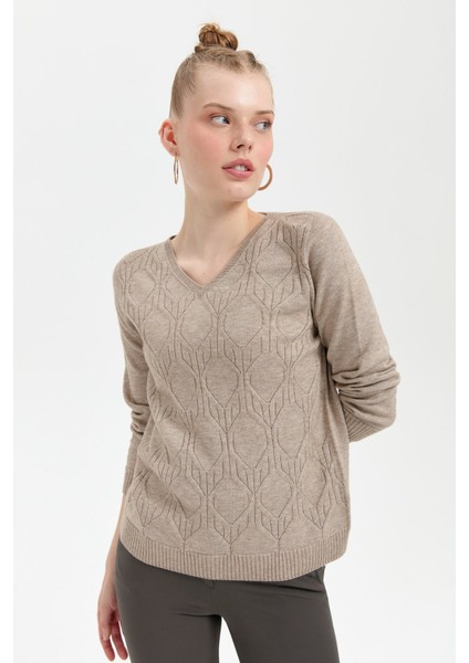 Kadın V Yaka Dikişsiz Önü Desenli Kazak Vizon modelleri