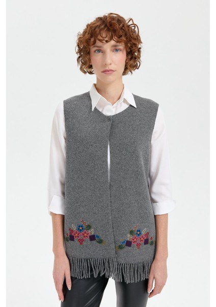 Kadın Sıfır Yaka Eteği Işlemeli Yün Yelek Füme fiyatları