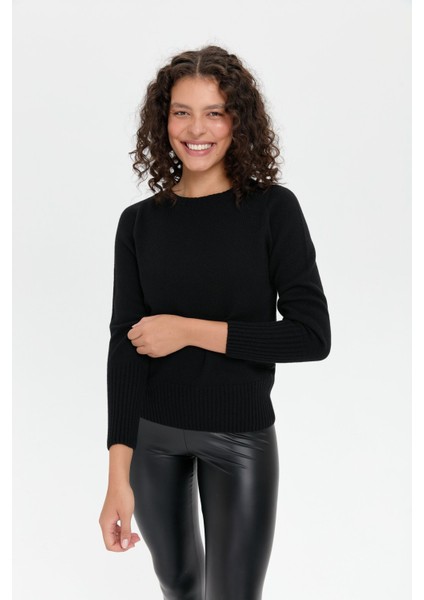 Kadın Sıfır Yaka Dikişsiz Eteği ve Kolu Uzun Lastik Yün Kazak Siyah