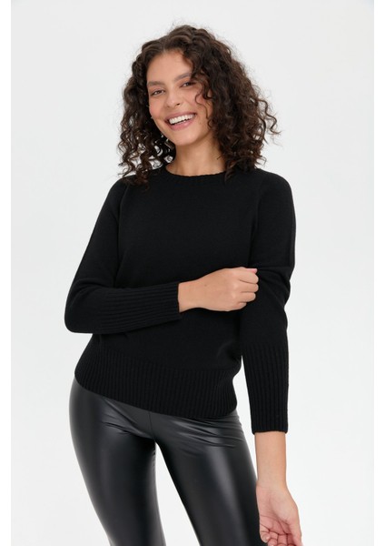 Kadın Sıfır Yaka Dikişsiz Eteği ve Kolu Uzun Lastik Yün Kazak Siyah fırsatları