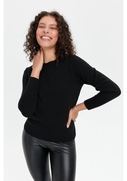 Kadın Sıfır Yaka Dikişsiz Eteği ve Kolu Uzun Lastik Yün Kazak Siyah indirimleri