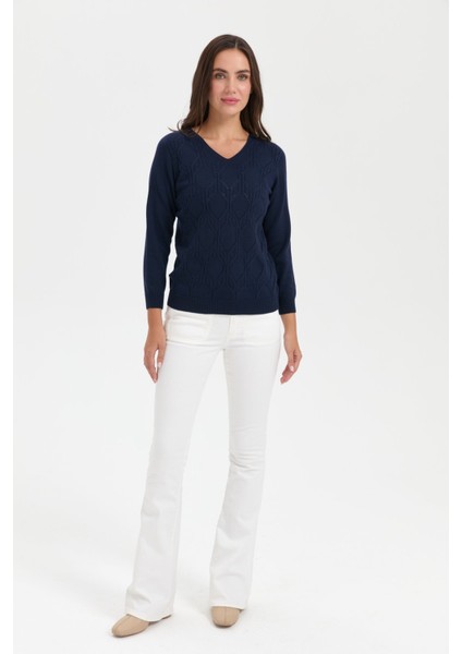 Kadın V Yaka Dikişsiz Önü Desenli Kazak K.lacivert modelleri