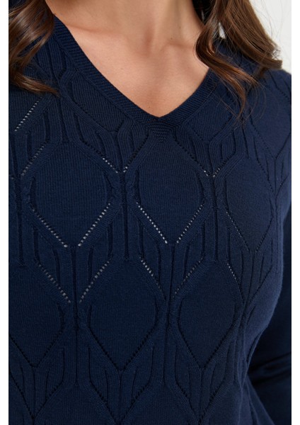 Kadın V Yaka Dikişsiz Önü Desenli Kazak K.lacivert fırsatları