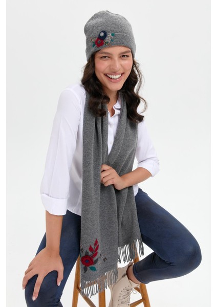 Kadın Papatya Işlemeli Püsküllü Yün Kaşkol Füme fiyatları