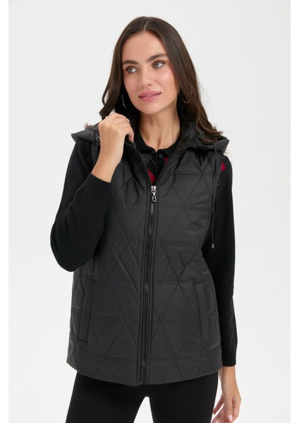 Kadın Kapüşonlu Üçgen Desenli Kısa Kapitone Yelek Siyah