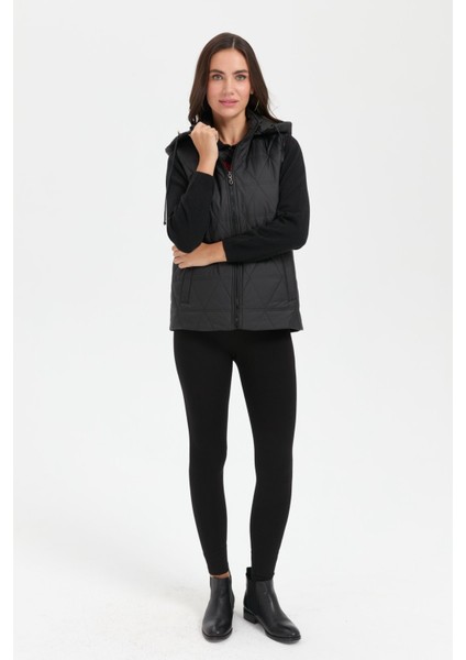 Kadın Kapüşonlu Üçgen Desenli Kısa Kapitone Yelek Siyah modelleri