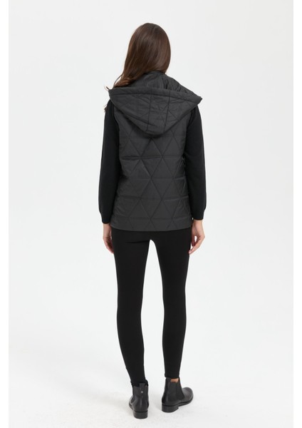 Kadın Kapüşonlu Üçgen Desenli Kısa Kapitone Yelek Siyah fırsatları