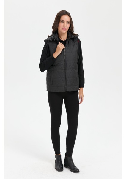 Kadın Kapüşonlu Üçgen Desenli Kısa Kapitone Yelek Siyah indirimleri