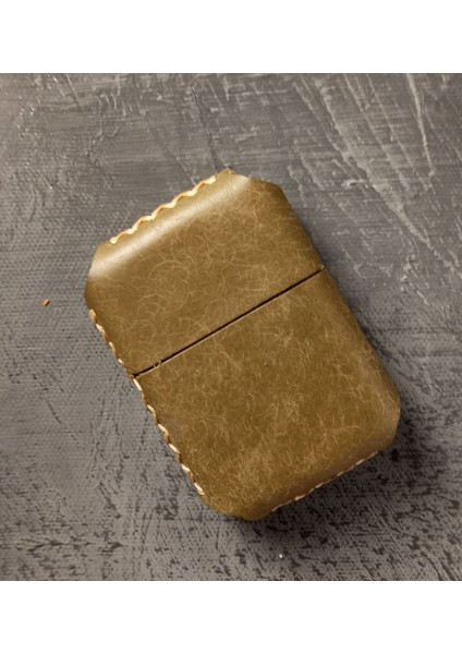 Nikura Craft Kişiye Özel Çakmak Benzinli Çakmak El Yapımı Deri Kılıflı Zippo Tarzı Çakmak Yeşil Renk Balta Desenli Hakiki Deri Çakmak