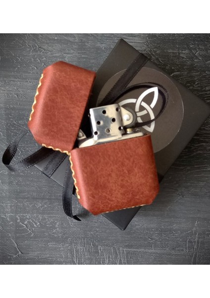 Nikura Craft Kişiye Özel Çakmak El Yapımı Hakiki Deri Kiremit Rengi Kılıflı Zippo Tarzı Benzinli Çakmak