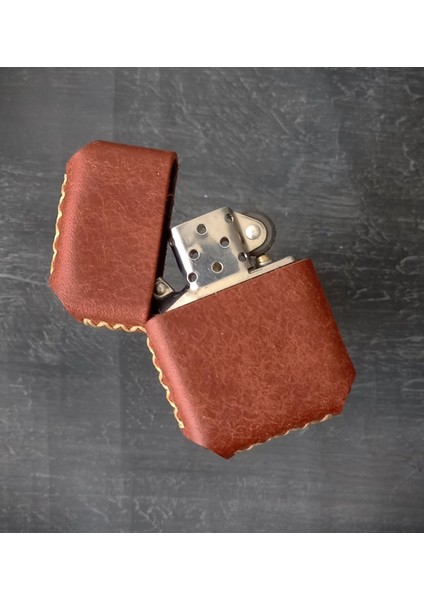 Nikura Craft Kişiye Özel Çakmak El Yapımı Hakiki Deri Kiremit Rengi Kılıflı Zippo Tarzı Benzinli Çakmak