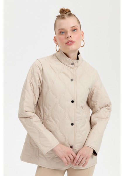 Kadın Önü Çıtçıtlı Soğan Desenli Kısa Kapitone Ceket Bej fiyatları