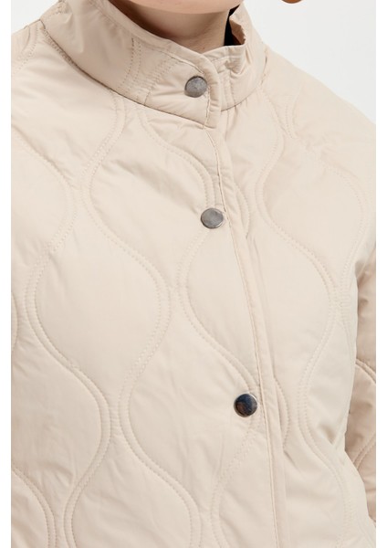 Kadın Önü Çıtçıtlı Soğan Desenli Kısa Kapitone Ceket Bej modelleri