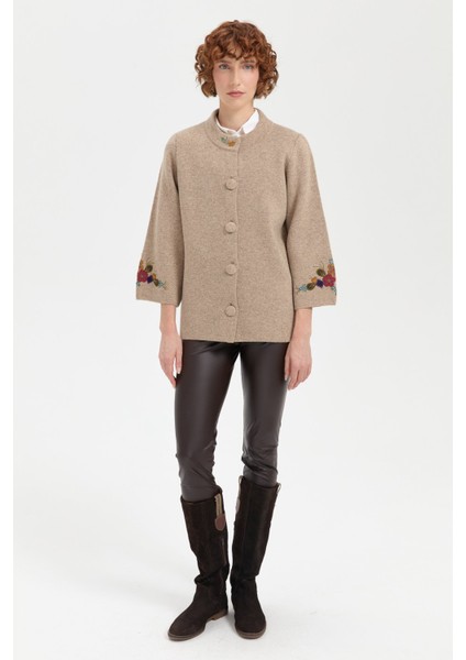 Kadın Dik Yaka Kolu ve Yakası Işlemeli Kısa Yün Ceket K.bej fiyatları