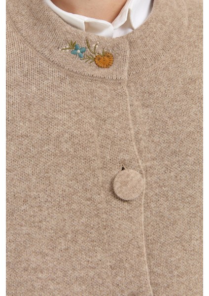 Kadın Dik Yaka Kolu ve Yakası Işlemeli Kısa Yün Ceket K.bej indirimleri