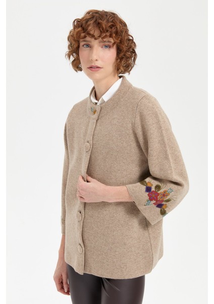 Kadın Dik Yaka Kolu ve Yakası Işlemeli Kısa Yün Ceket K.bej modelleri