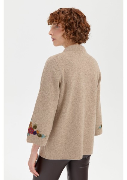 Kadın Dik Yaka Kolu ve Yakası Işlemeli Kısa Yün Ceket K.bej fırsatları