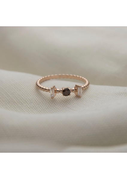 Siyah ve Beyaz Üç Taş Kolları Toplu 925 Ayar Minimal Rose Gümüş Yüzük
