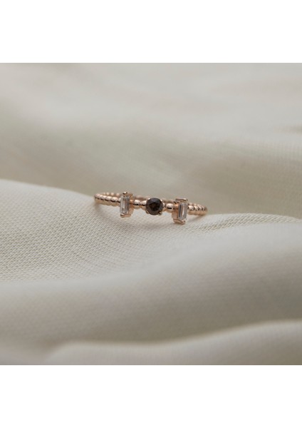 Siyah ve Beyaz Üç Taş Kolları Toplu 925 Ayar Minimal Rose Gümüş Yüzük