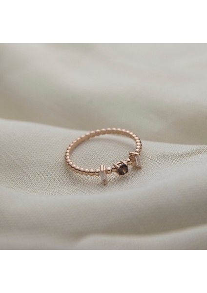 Siyah ve Beyaz Üç Taş Kolları Toplu 925 Ayar Minimal Rose Gümüş Yüzük